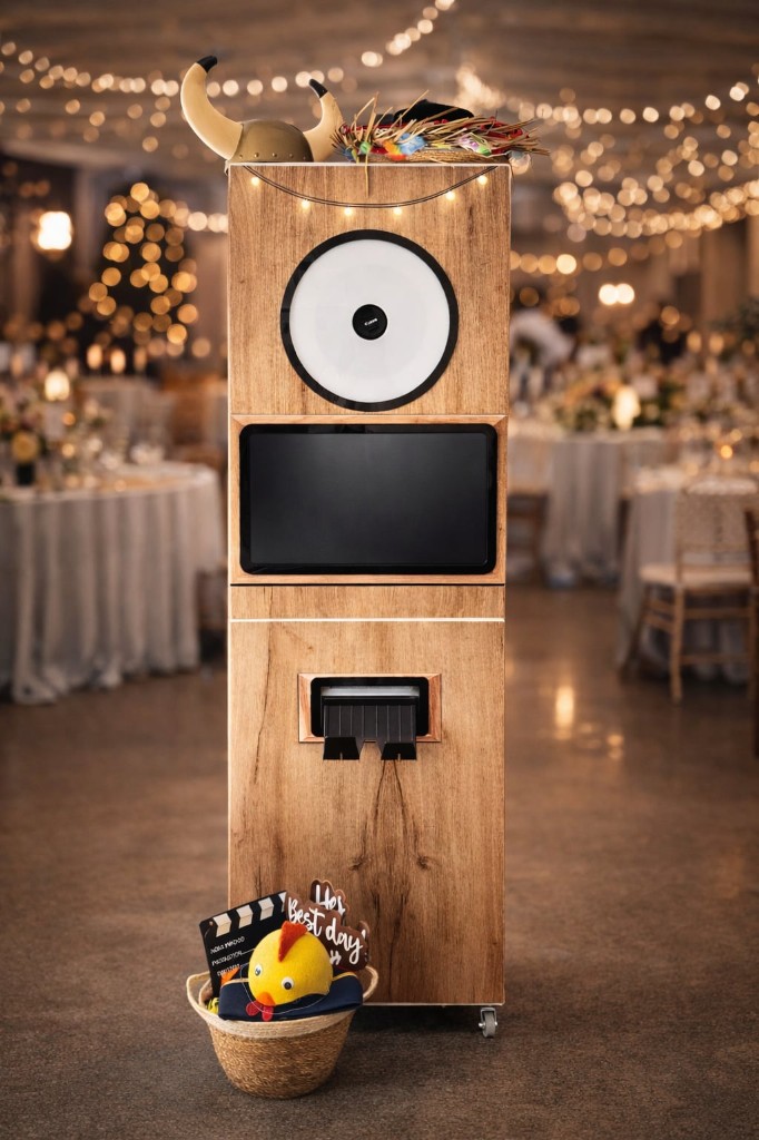 Fotobudka drewniana — pierścień LED, ekran i wydruk na sali weselnej