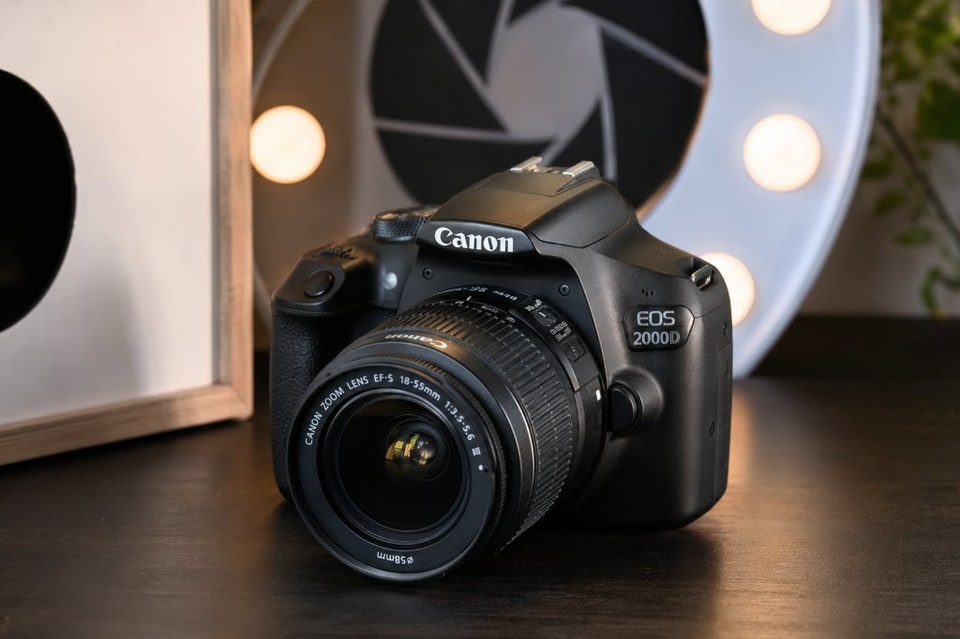 Aparat Canon EOS w strefie fotobudki — sprzęt do zdjęć na imprezie