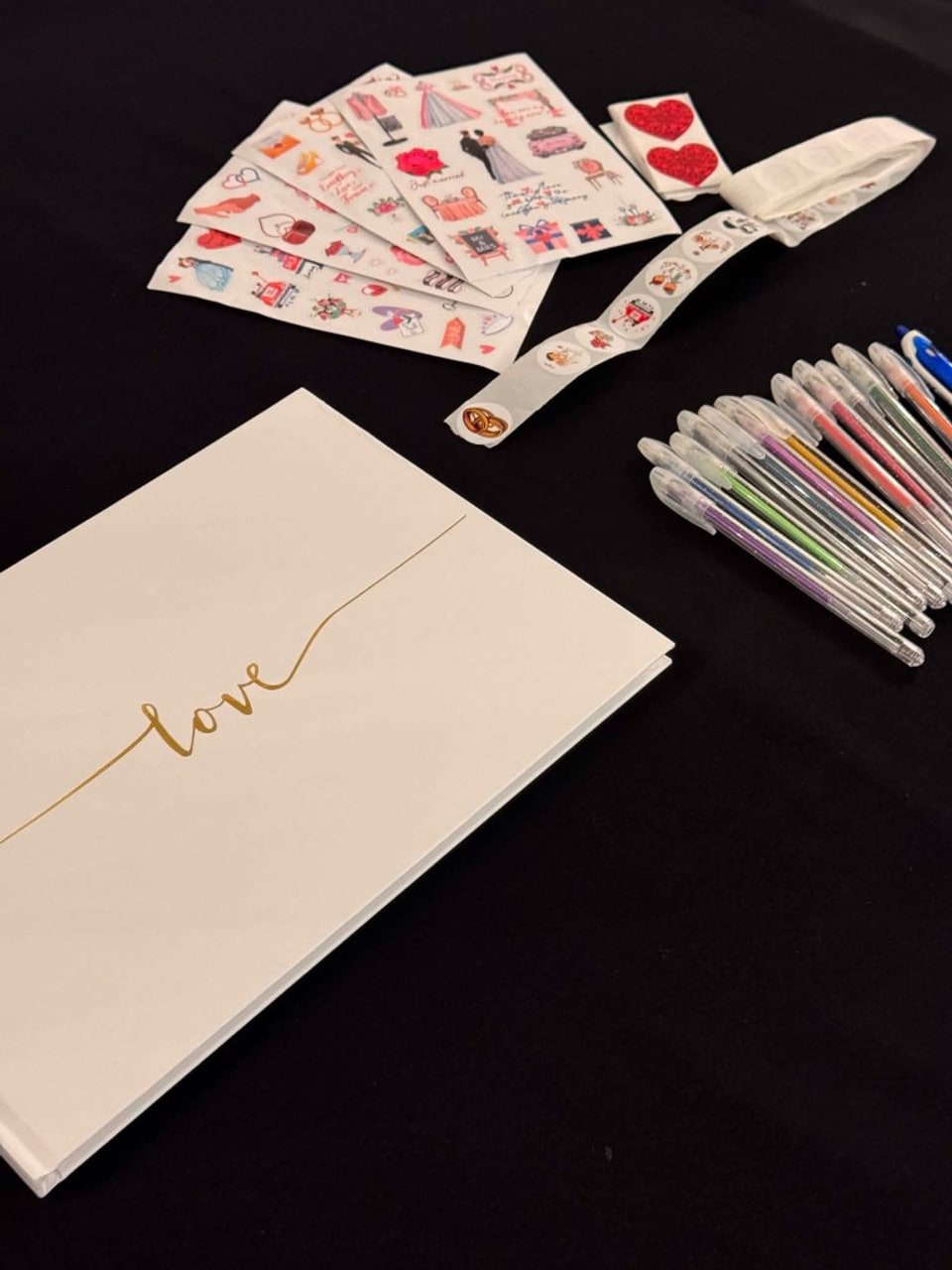 Księga gości do fotobudki — brokatowe długopisy, naklejki ślubne i personalizowany album
