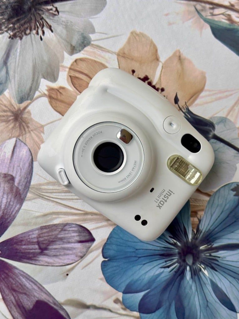 Instax Mini 11 w kolorze białym — aparat do zdjęć polaroid