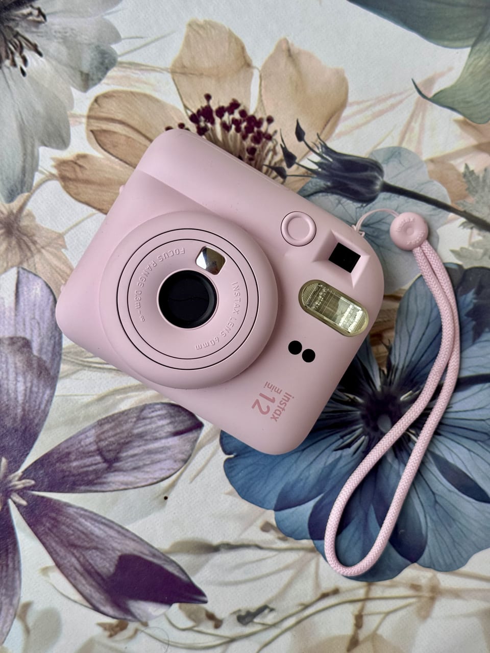 Instax Mini 12 w kolorze różowym — aparat do zdjęć polaroid