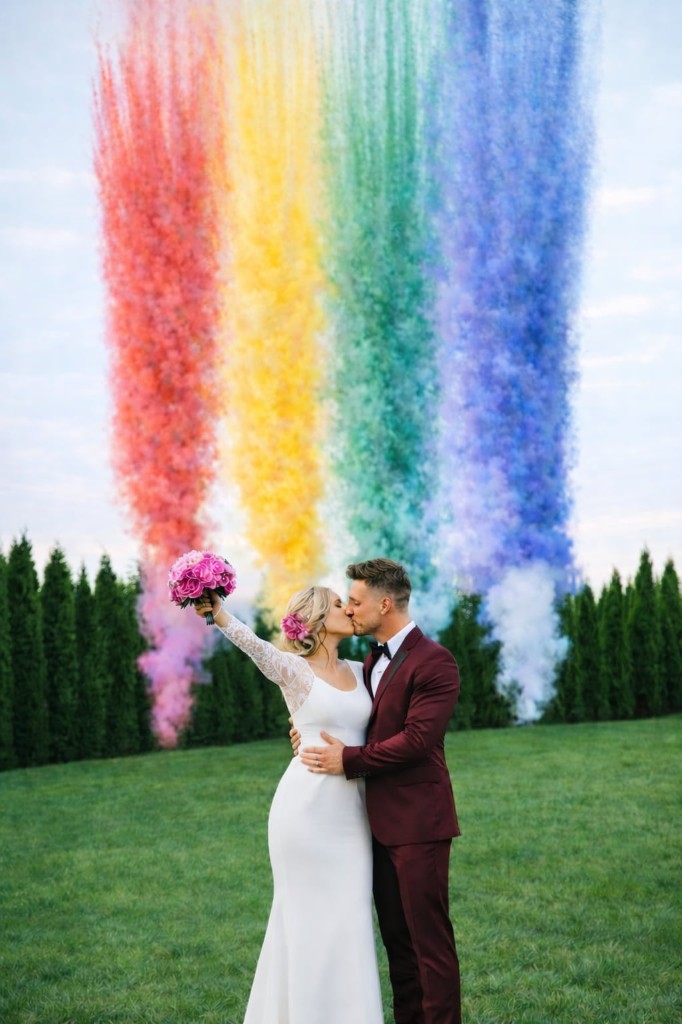 Miny dymne — kolorowe pionowe słupy dymu za Parą Młodą